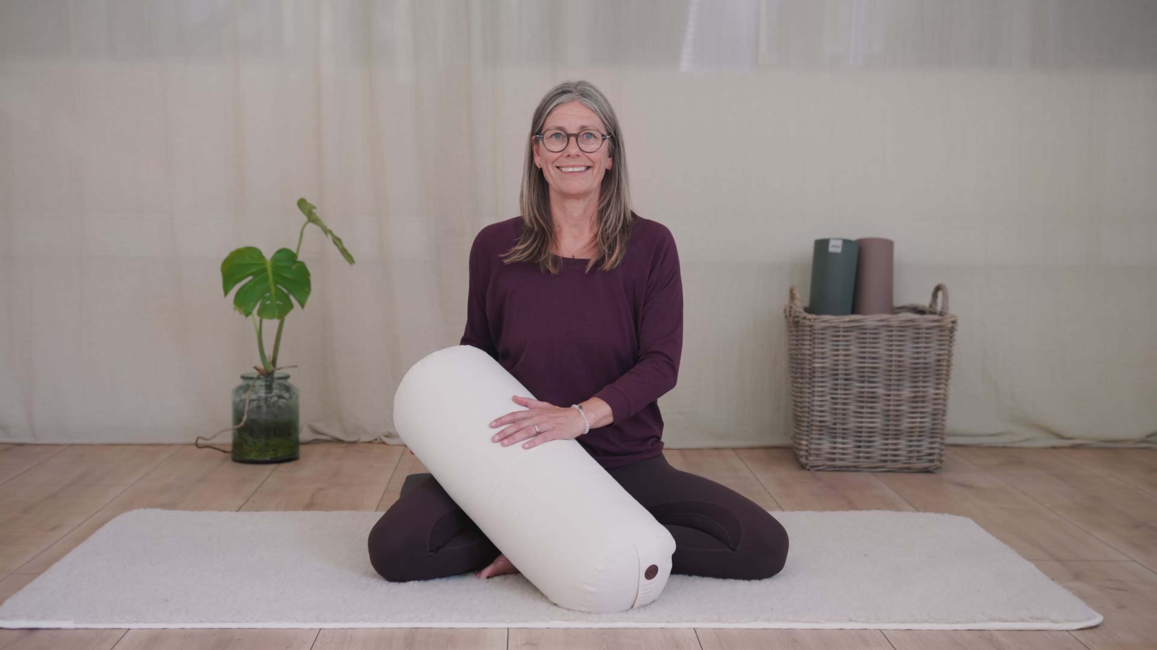 Indlæs video: yoga bolster fra goyogi